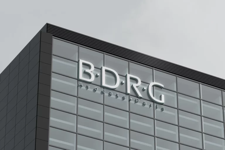 Logo BDRG Avocats Paris en façade d’immeuble, création graphique par Virginie Gerberon, designeur UX UI à Bordeaux