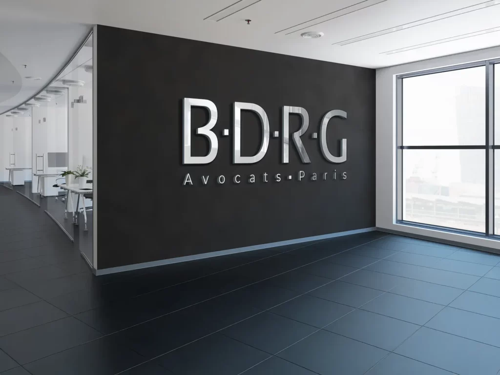 Logo BDRG Avocats Paris en 3D sur mur d’accueil, design graphique par Virginie Gerberon, designeur UX/UI à Bordeaux