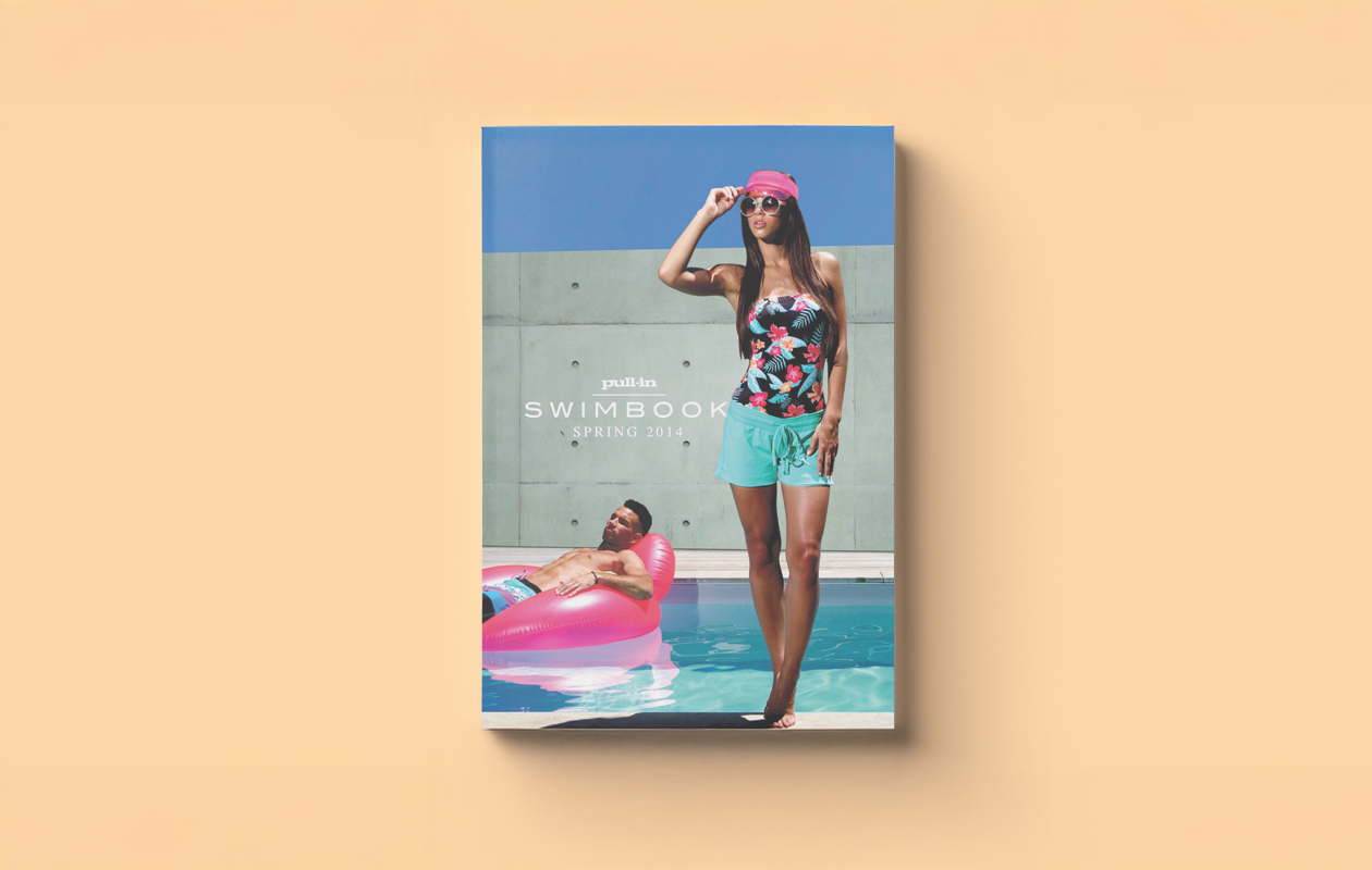 Couverture catalogue Pullin swimwear avec modèle femme au bord de piscine