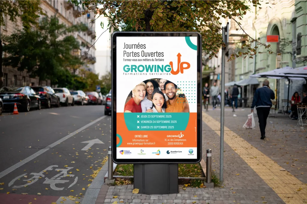 Affiche Growing Up journées portes ouvertes affichée sur panneau publicitaire urbain