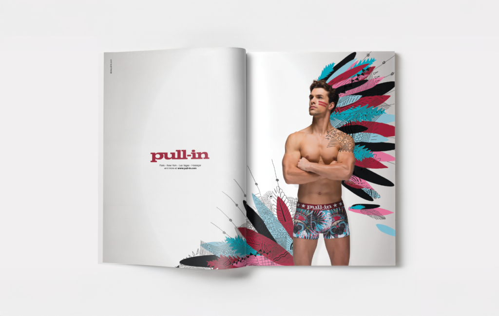 Magazine ouvert avec publicité Pull-in et mannequin en sous-vêtements