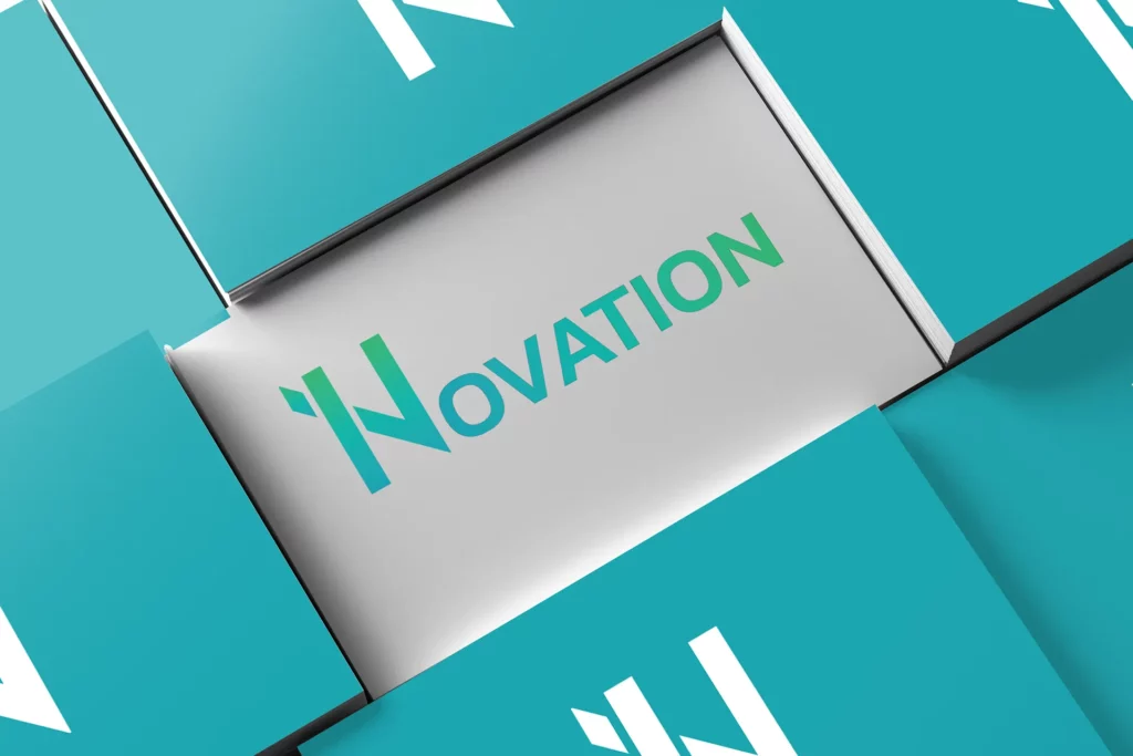 Identité visuelle Novation sur coffrets turquoise, projet de communication et graphisme UX/UI par Virginie Gerberon à Bordeaux