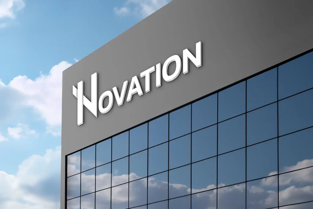 Enseigne Novation en façade vitrée, projet de communication digitale à Bordeaux par Virginie Gerberon, UX/UI, graphisme, webmaster