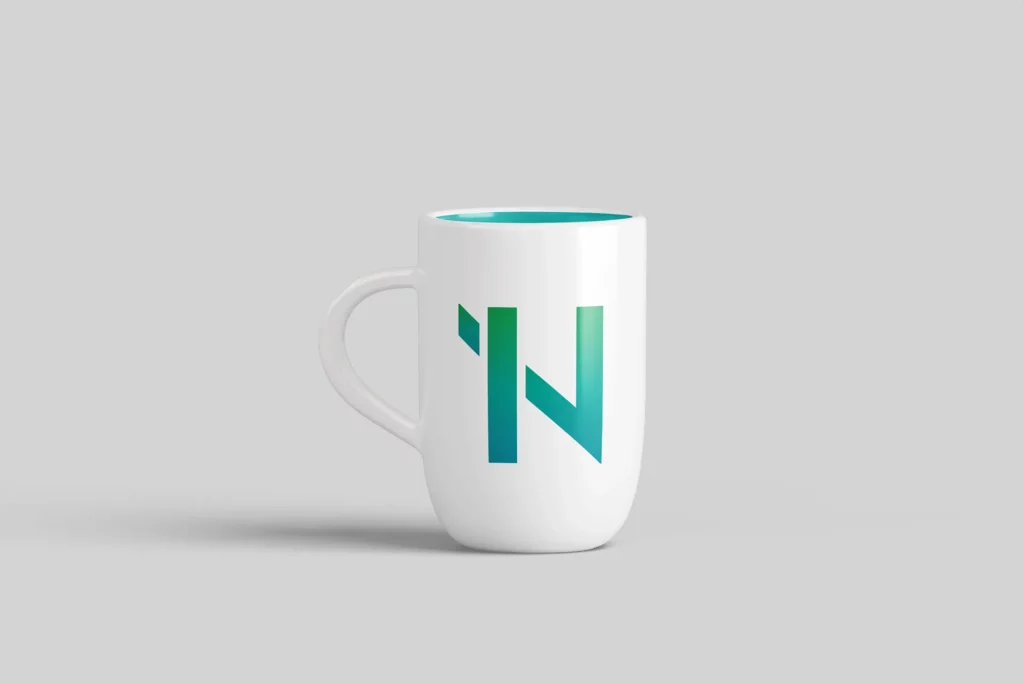 Mug blanc au logo Novation vert dégradé, projet de communication visuelle à Bordeaux par Virginie Gerberon, UX UI, graphisme