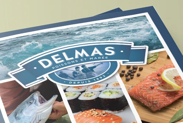 Couverture zoomée de la brochure Delmas, identité visuelle maritime avec poissons, sushis et saumon, design Virginie Gerberon Bordeaux