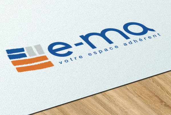 Logo e-ma Maïsadour imprimé sur support papier avec texture
