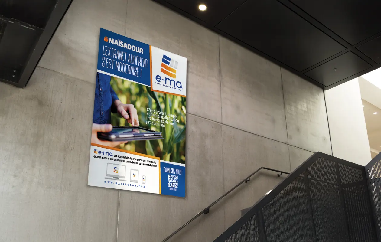 Affiche e-ma Maïsadour en communication print installée dans un hall intérieur