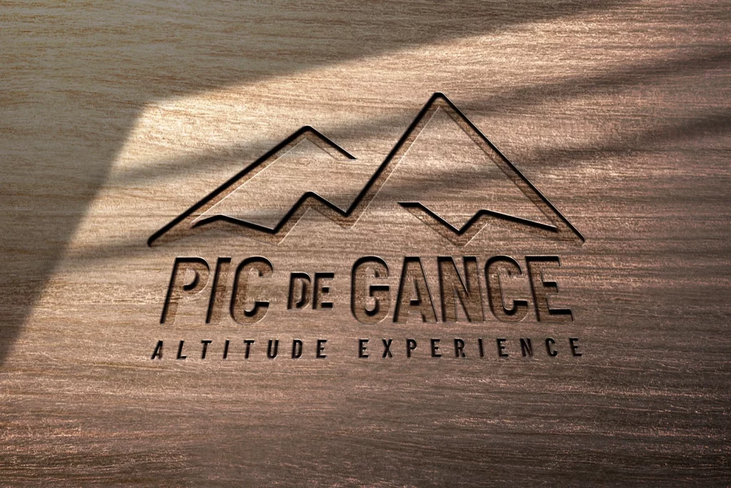Gravure logo Pic de Gance sur bois, identité visuelle créée à Bordeaux par Virginie Gerberon, graphiste, webmaster et UX designer