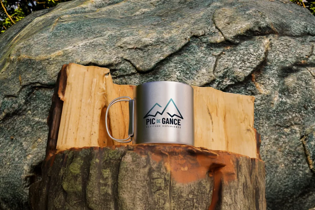 Mug métal Pic de Gance sur tronc, logo montagne par Virginie Gerberon, création graphique outdoor UX/UI à Bordeaux